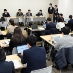 報告書提出後、会見する調査委のメンバー＝中央区東川崎町１（撮影・後藤亮平）