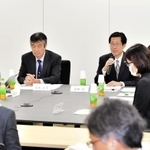 加害教員らへの処分について話し合う神戸市教育委員ら＝２８日午前、神戸市中央区東川崎町１（撮影・中西幸大）
