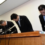 会見で謝罪する長田淳教育長（右から２人目）、後藤徹也教育次長（左から２人目）ら＝２８日午後、神戸市中央区加納町６、神戸市役所（撮影・中西幸大）