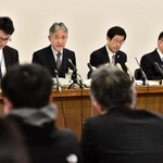 加害教員の処分内容を説明する後藤徹也教育次長（左から２人目）と長田淳教育長（右から２人目）ら＝２８日午後、神戸市中央区加納町６、神戸市役所（撮影・中西幸大）