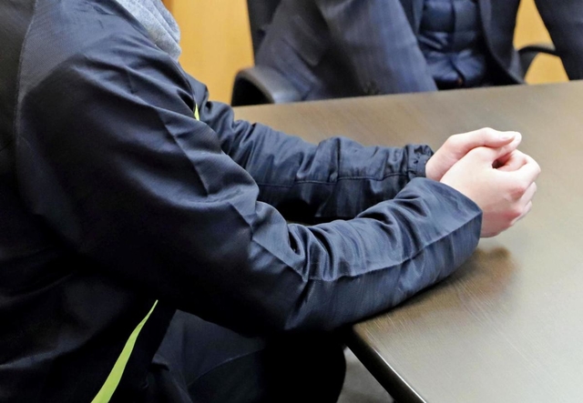 東須磨小学校で苦悩した日々を振り返る被害教諭。「経験を糧にいじめのない学校を作りたい」と語る＝神戸市内（撮影・斉藤絵美）