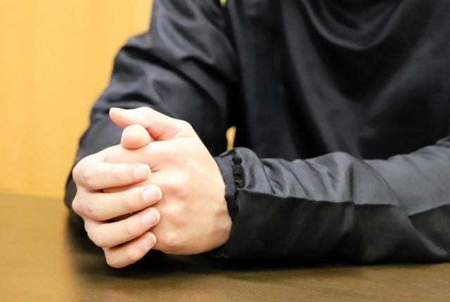 東須磨小学校で苦悩した日々を振り返る被害教諭。「経験を糧にいじめのない学校を作りたい」と語る＝神戸市内（撮影・斉藤絵美）