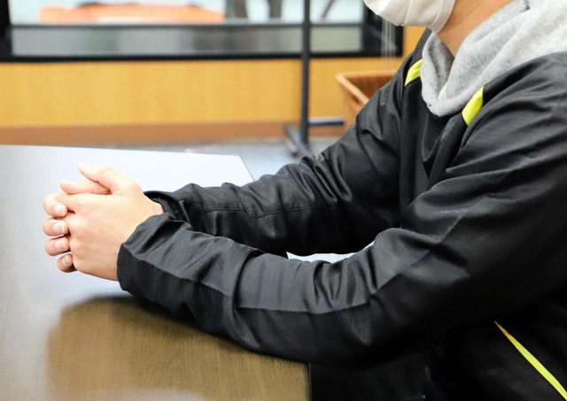 東須磨小学校で苦悩した日々を振り返る被害教諭。「経験を糧にいじめのない学校を作りたい」と語る＝神戸市内（撮影・斉藤絵美）