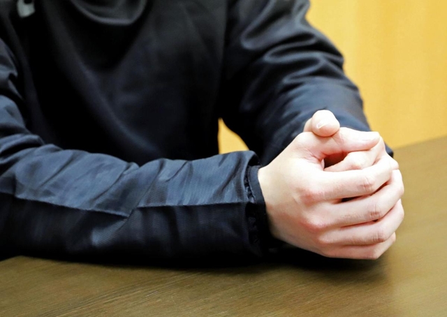 東須磨小学校で苦悩した日々を振り返る被害教諭。「経験を糧にいじめのない学校を作りたい」と語る＝神戸市内（撮影・斉藤絵美）