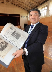 がらんとした体育館で、震災当時を振り返る中溝茂雄さん＝神戸市須磨区青葉町３、鷹取中学校（撮影・斎藤雅志）