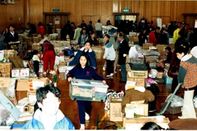 避難所となった体育館で、被災者の手伝いをする子どもたち＝１９９５年３月１３日、鷹取中学校