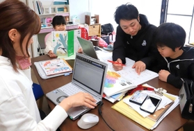 在宅で仕事しながら、子どもの面倒を見る一家＝神戸市西区（撮影・大森　武）