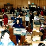 避難所となった体育館で、被災者の手伝いをする子どもたち＝１９９５年３月１３日、鷹取中学校