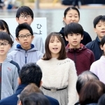 「ひょうご安全の日のつどい」で、「しあわせ運べるように」を歌うなぎさ小学校の児童たち＝１月１７日、神戸市中央区