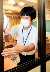 分散登校で子どもたちが入れ替わる昼休みと放課後に、教室を消毒する教員＝神戸市中央区港島中町３、港島学園中学部（撮影・鈴木雅之）