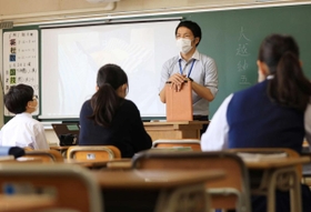 待ちに待った授業再開。マスク姿で子どもたちと接する大越紳五教諭＝神戸市中央区港島中町３、港島学園中学部（撮影・鈴木雅之）