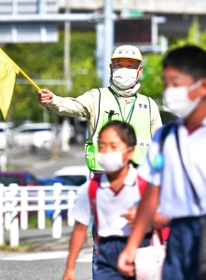 地域住民に見守られながら登校する子どもたち＝神戸市須磨区妙法寺（撮影・秋山亮太）