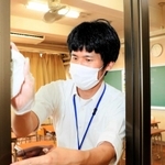 分散登校で子どもたちが入れ替わる昼休みと放課後に、教室を消毒する教員＝神戸市中央区港島中町３、港島学園中学部（撮影・鈴木雅之）