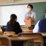 待ちに待った授業再開。マスク姿で子どもたちと接する大越紳五教諭＝神戸市中央区港島中町３、港島学園中学部（撮影・鈴木雅之）