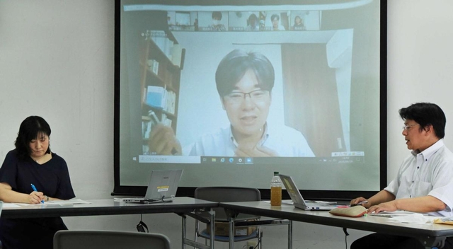 東須磨小問題やコロナ禍を受けた学校のあり方について議論する（右から）神戸市小学校長会会長の宮本晃郎さん、兵庫教育大教授の川上泰彦さん、ひよどり台小ＰＴＡ会長の熊谷紀子さん＝６月２８日、神戸新聞社