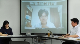 東須磨小問題やコロナ禍を受けた学校のあり方について議論する（右から）神戸市小学校長会会長の宮本晃郎さん、兵庫教育大教授の川上泰彦さん、ひよどり台小ＰＴＡ会長の熊谷紀子さん＝６月２８日、神戸新聞社
