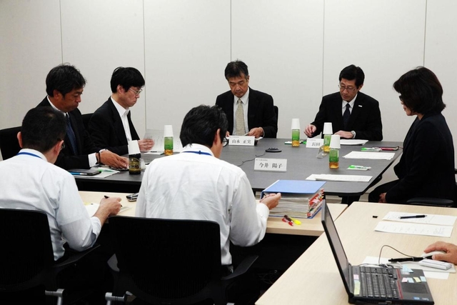 東須磨小学校の教員間暴行・暴言問題について話し合われた神戸市教育委員会会議＝２４日午前、同市中央区東川崎町１