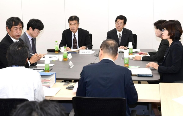 東須磨小の教員間暴行を受け、開かれた神戸市教育委員会の臨時会議。長田淳教育長（右から３人目）らが話し合った＝３１日午前、神戸市中央区東川崎町１（撮影・後藤亮平）