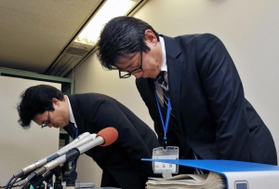 会見で謝罪する神戸市教育委員会総務部の高西宏和服務担当課長（右）と藤井秀典人事担当課長＝４日午後、同市役所（撮影・鈴木雅之）