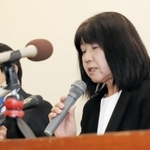 教諭間の暴行、暴言問題について会見する神戸市立東須磨小学校の校長（右）ら＝９日午後５時すぎ、神戸市役所（撮影・斎藤雅志）