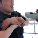 羽交い締めにされて激辛カレーを無理やり食べさせられる男性教員（提供写真、画像の一部を加工しています）