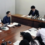 会見で謝罪する神戸市教育委員会総務部の高西宏和服務担当課長（右）と藤井秀典人事担当課長＝４日午後、同市役所（撮影・鈴木雅之）