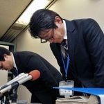 会見で謝罪する神戸市教育委員会総務部の高西宏和服務担当課長（右）と藤井秀典人事担当課長＝４日午後、同市役所（撮影・鈴木雅之）