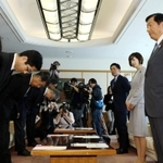 東須磨小の教員間の暴行・暴言問題を受け、神戸市教委に調査に訪れた文部科学省の亀岡偉民副大臣（右端）と佐々木さやか政務官（右から２人目）＝１５日午前、神戸市役所（撮影・鈴木雅之）