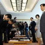 文科省の亀岡偉民副大臣（右端）と佐々木さやか政務官（右から２人目）に謝罪する神戸市教委の長田淳教育長（左から２人目）ら＝１５日午前、神戸市役所（撮影・鈴木雅之）