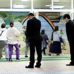 教員間の暴行・暴言問題で説明会に集まった保護者ら＝１６日夜、東須磨小学校（撮影・鈴木雅之）