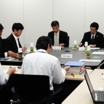 東須磨小学校の教員間暴行・暴言問題について話し合われた神戸市教育委員会会議＝２４日午前、同市中央区東川崎町１