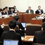 条例改正案について議論する市議ら＝２８日午後、神戸市役所
