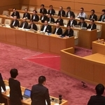 加害教員の給与差し止めを可能にする条例改正案に関し、賛成多数で可決する市会議員を見つめる久元喜造市長（前列右）ら＝２９日午前、神戸市中央区（撮影・秋山亮太）