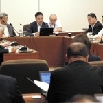 神戸市会総務財政常任委員会で条例改正案を審議する委員ら＝２８日午後、神戸市役所
