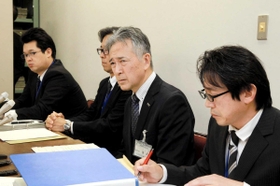 分限休職処分について会見で説明する神戸市教育委員会の幹部ら＝３１日午後、神戸市役所