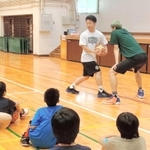 西宮ストークスが小学生を対象に西宮市立中央体育館で開いたバスケットボール教室＝今年７月、西宮市河原町（（Ｃ）ＮＩＳＨＩＮＯＭＩＹＡ　ＳＴＯＲＫＳ）
