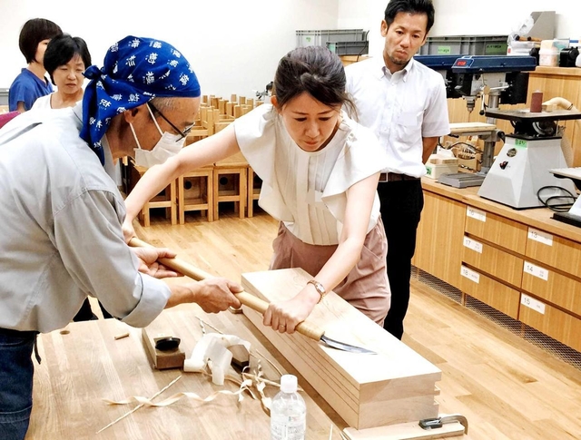 竹中工務店の研修でかんな削りを体験する教員ら＝神戸市中央区（経済広報センター提供。画像の一部を加工しています）