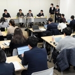 報告書提出後、会見する調査委のメンバー＝中央区東川崎町１（撮影・後藤亮平）