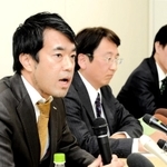 認定したハラスメント行為について説明する調査委員会の渡辺徹委員長（左）＝２１日午後、神戸市中央区東川崎町１（撮影・後藤亮平）
