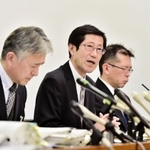会見で処分について説明する長田淳教育長（中央）ら＝神戸市役所（撮影・中西幸大）