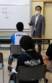 教職員に向けて、法令順守の意義を伝える吉山裕弁護士＝９月１６日、神戸市西区樫野台３、市立樫野台小学校