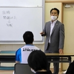 教職員に向けて、法令順守の意義を伝える吉山裕弁護士＝９月１６日、神戸市西区樫野台３、市立樫野台小学校