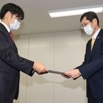 「教員間ハラスメント事案に係る再発防止検討委員会」の川上泰彦委員長（左）から報告書を受け取る長田淳神戸市教育長＝２７日午前、神戸市中央区東川崎町１、神戸市教委（撮影・斎藤雅志）