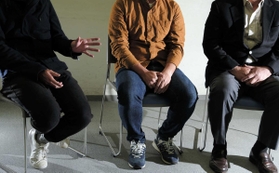 自身の経験を踏まえて語る現役教諭や元校長＝神戸新聞社（撮影・後藤亮平）