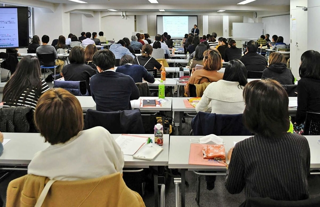 教員免許の更新に必要な講習を受ける教員ら＝神戸市中央区磯辺通２、三宮コンベンションセンター