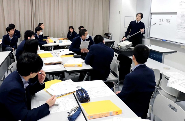 教育科の授業に臨む生徒ら。学校現場に必要な資質を磨く＝神戸市須磨区西落合１、市立須磨翔風高校