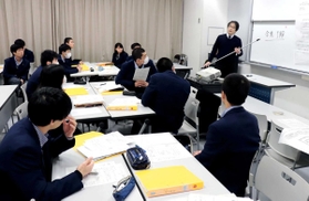 教育科の授業に臨む生徒ら。学校現場に必要な資質を磨く＝神戸市須磨区西落合１、市立須磨翔風高校