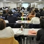 教員免許の更新に必要な講習を受ける教員ら＝神戸市中央区磯辺通２、三宮コンベンションセンター