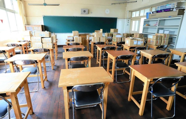がらんとした教室。教材が保管されている＝神戸市須磨区青葉町３、鷹取中学校（撮影・斎藤雅志）