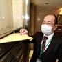 生徒宅に課題などが入った封筒を届ける教員＝神戸市中央区（撮影・後藤亮平）